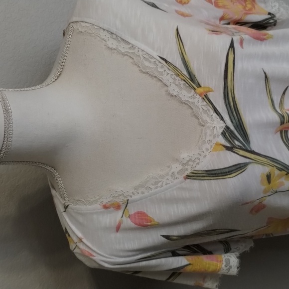 Torrid v neck tee classic fit 2X Feather Soft Slub Lace Trim Floral size 2 - Picture 4 of 10